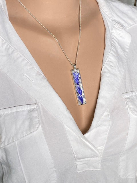 Elegante lange hanger met Blauwe korenbloem - kleur: zilver