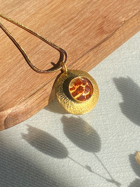 Hout in goud | handgemaakte hanger met echt Zweeds hout