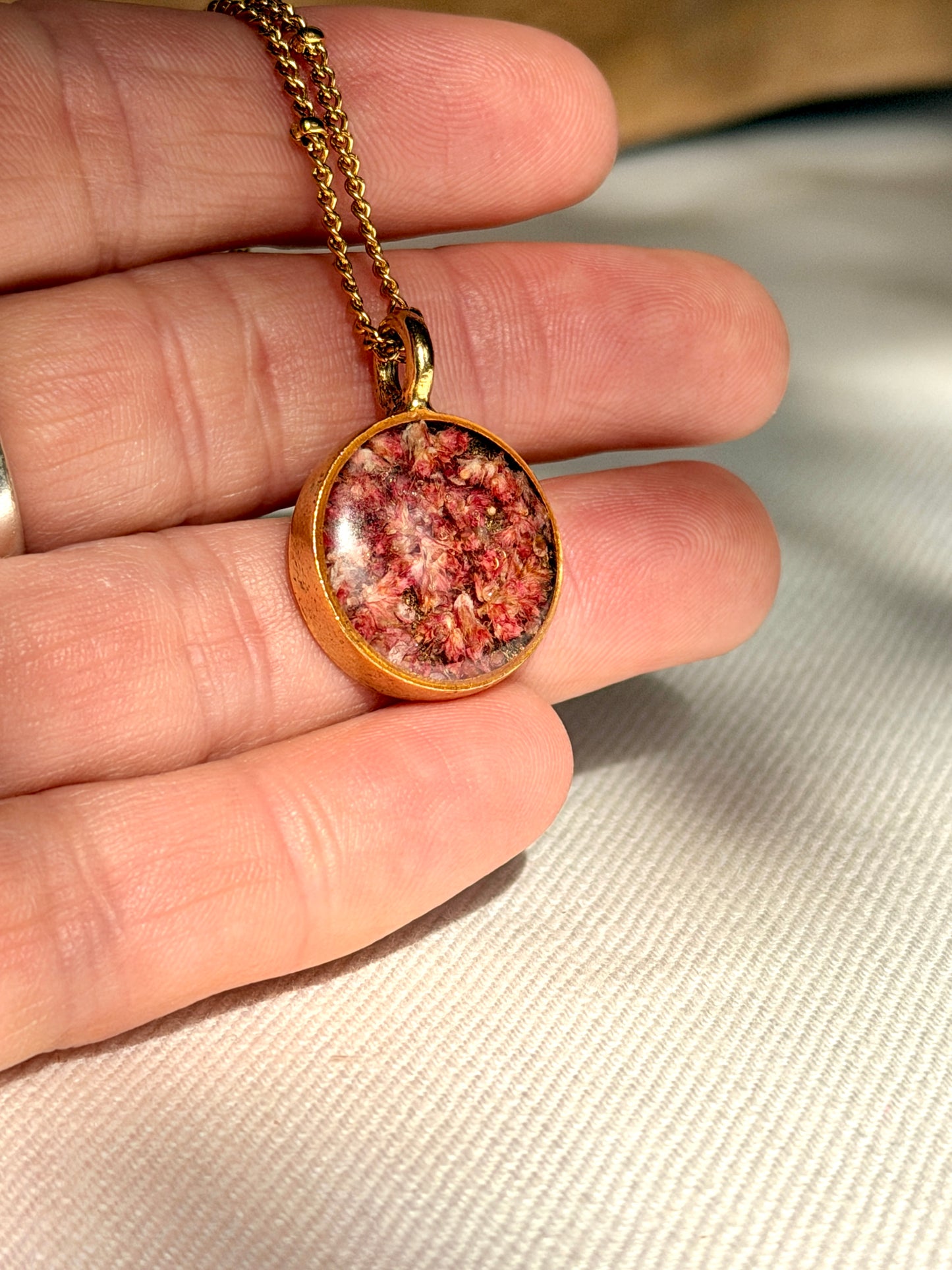 Unieke hanger met echte details van kattenstaart bloem in goud