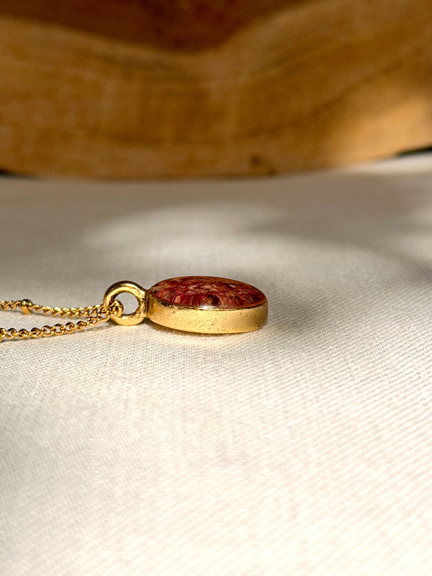 Unieke hanger met kattenstaart bloem in goud van BeLeaf Art