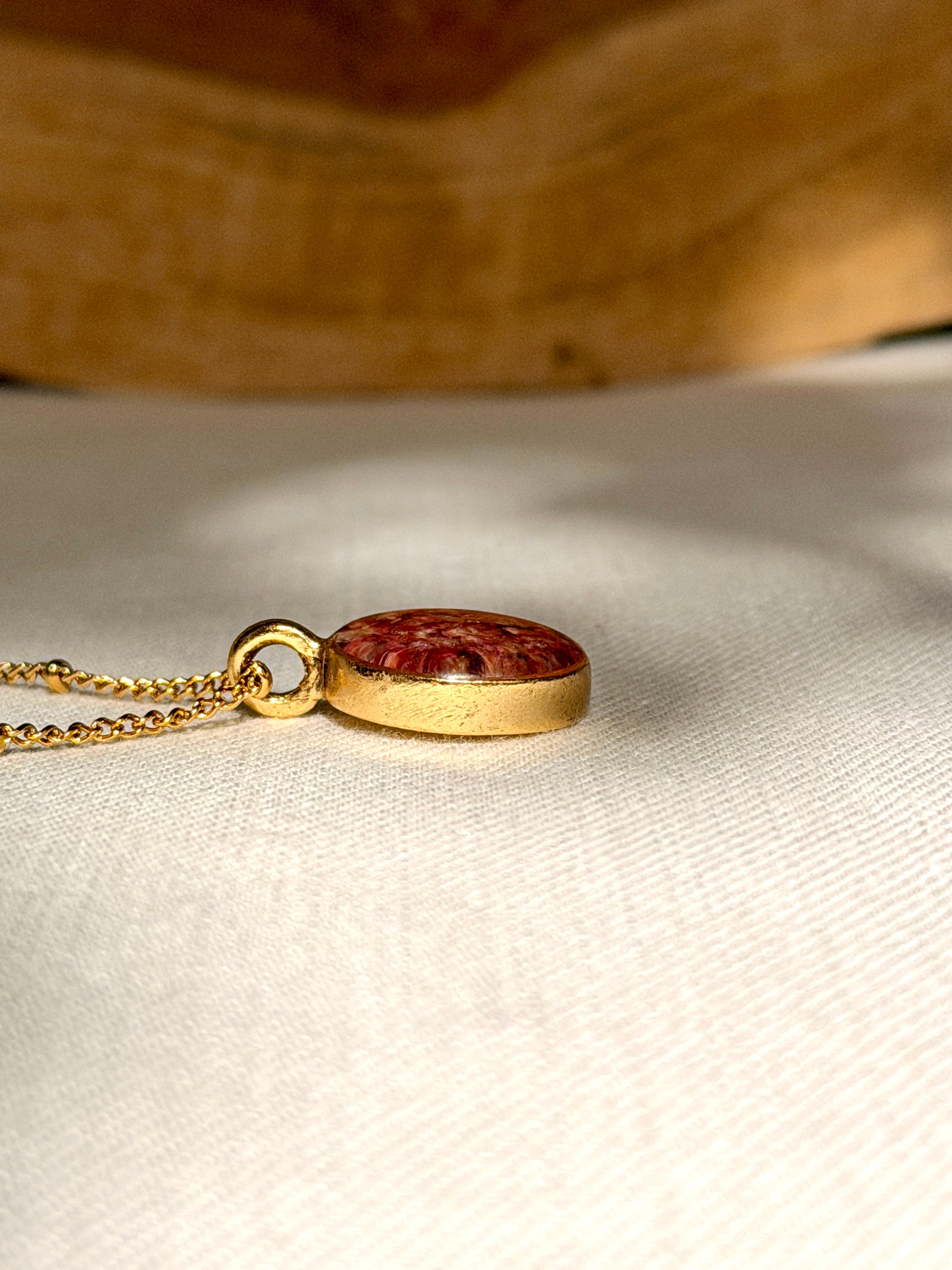 Unieke hanger met kattenstaart bloem in goud van BeLeaf Art