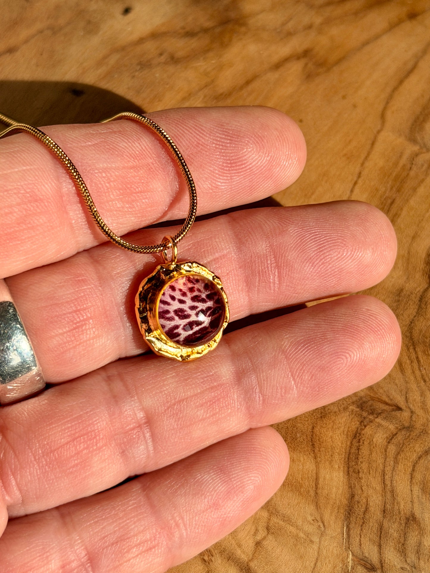 detail van azalea bloem in handgemaakte 22k vergulde hanger BeLeaf Art