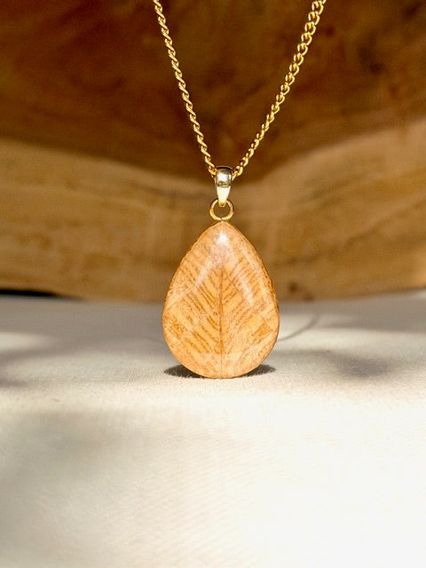 Gouden druppel hanger met echt beige blad en zichtbare nerven van BeLeaf Art