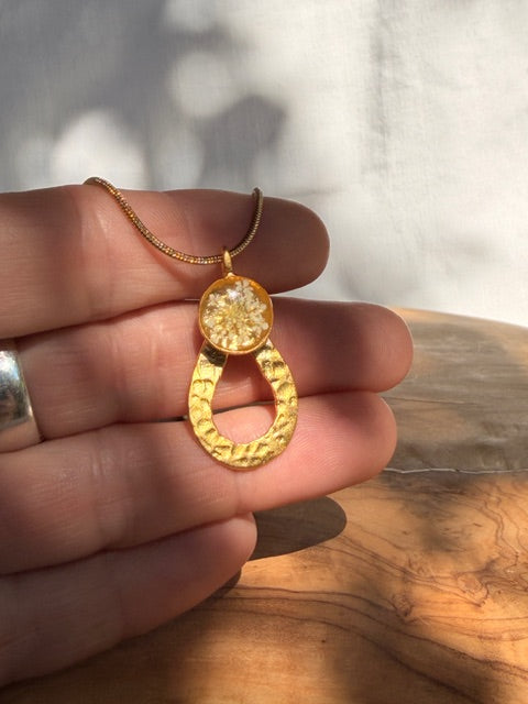 Handgemaakt botanical jewelry met witte schermbloem en gouden hanger