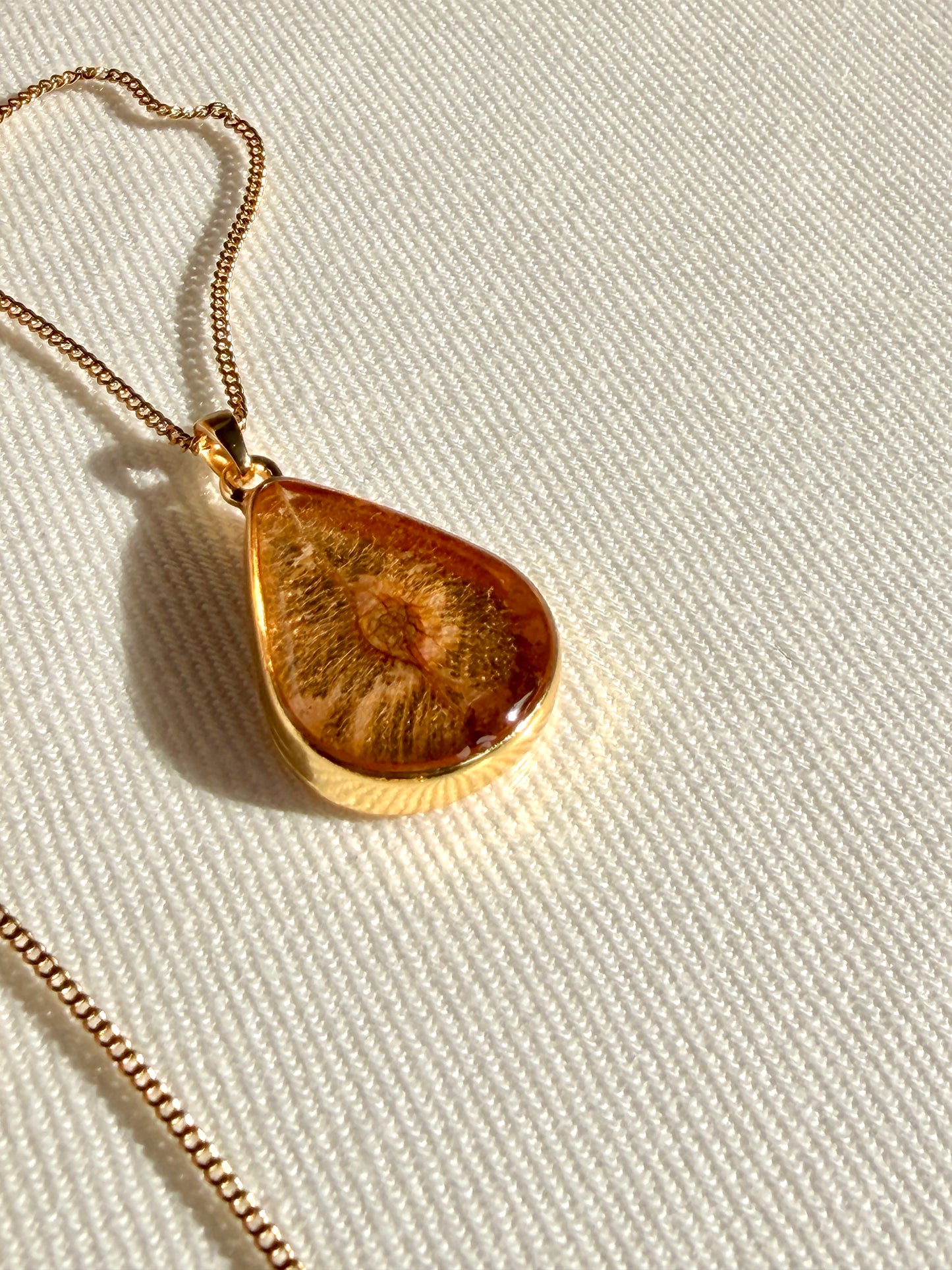 Botanisch sieraad van BeLeaf Art met iepenzaad in resin en 24K vergulde druppel
