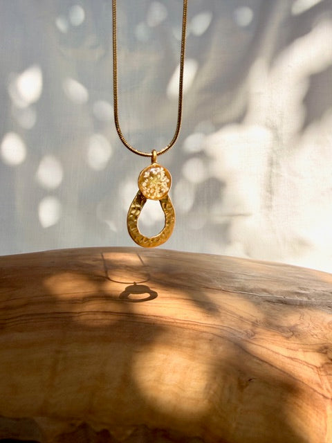 22k vergulde open druppel hanger met echte witte schermbloem aan snake ketting