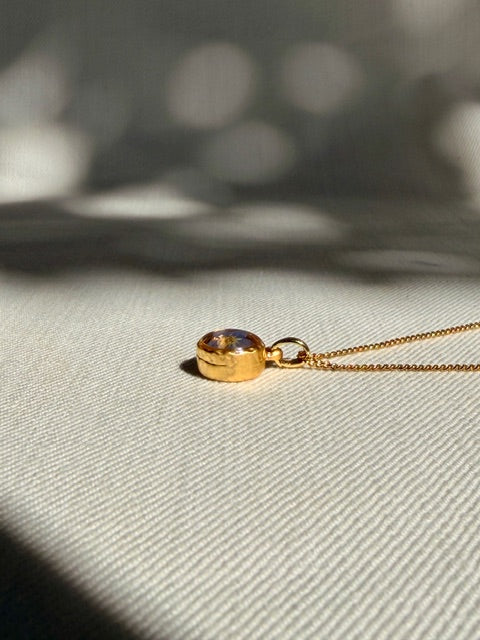 Handgemaakte gouden hanger met één vergeet-me-nietje bloem
