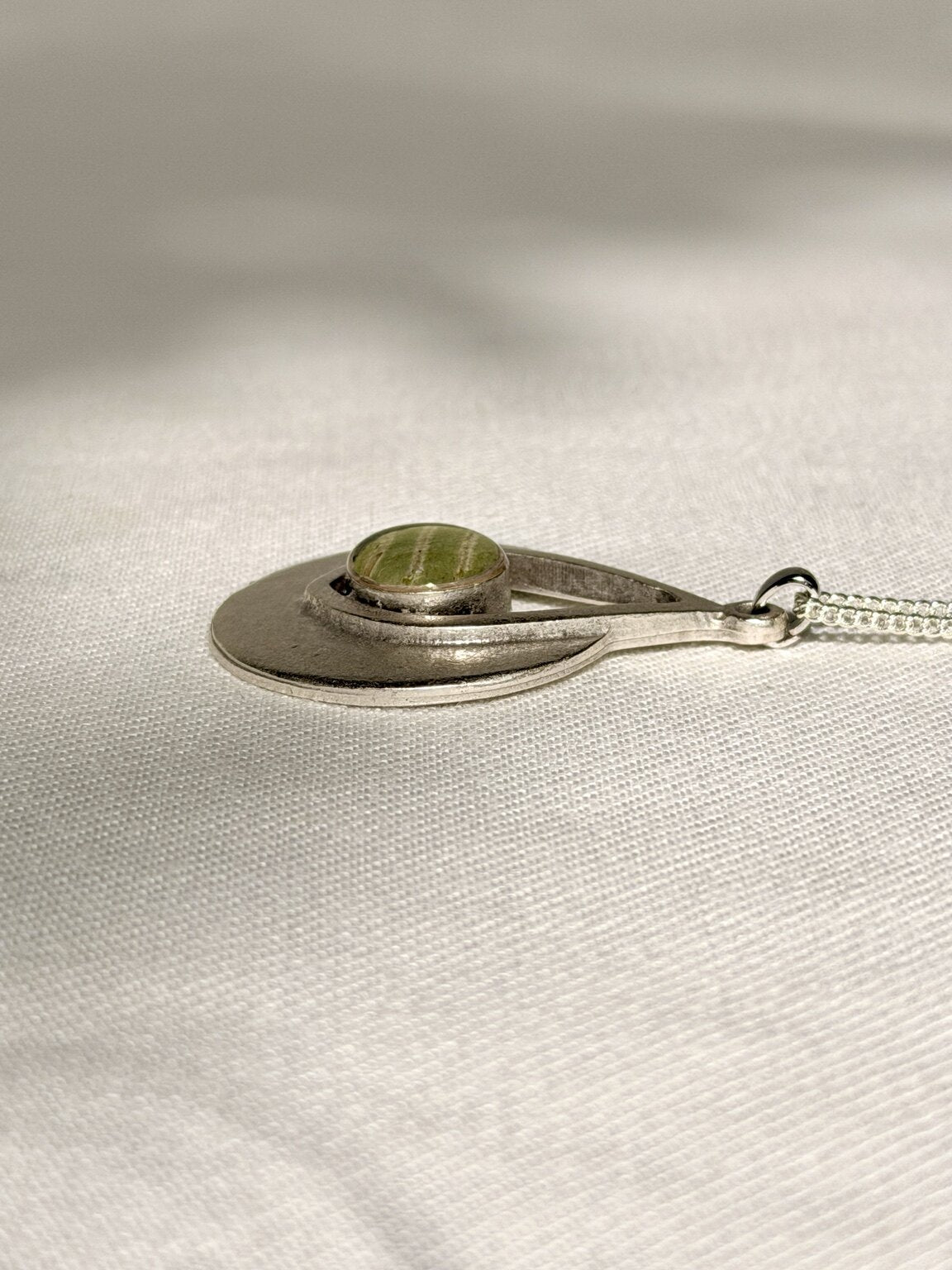 Grote verzilverde varenhanger met sporen - 45 × 33 mm