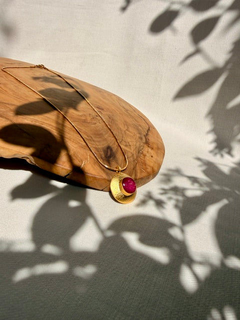 Botanische gouden hanger met echt rozenblad, handgemaakt in Amsterdam van BeLeaf Art