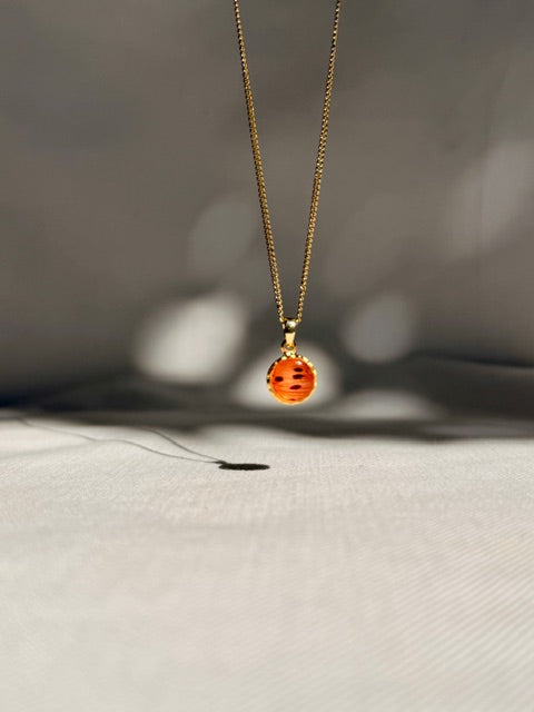 kleine ronde hanger 22k verguld met oranje tijgerlelie stippen van BeLeaf Art