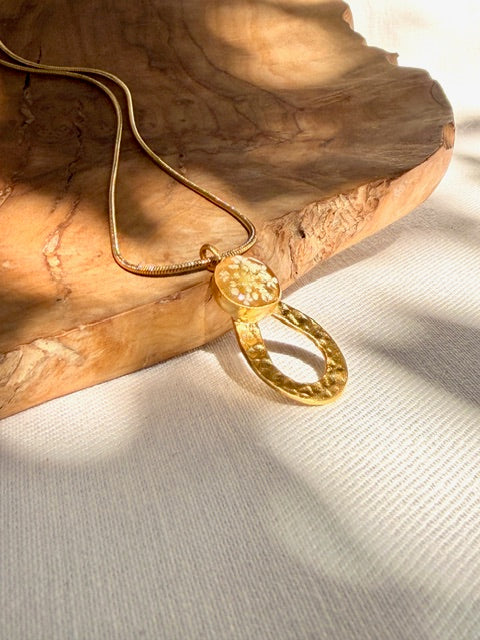 Handgemaakt botanical jewelry sieraad met witte schermbloem en gouden hanger
