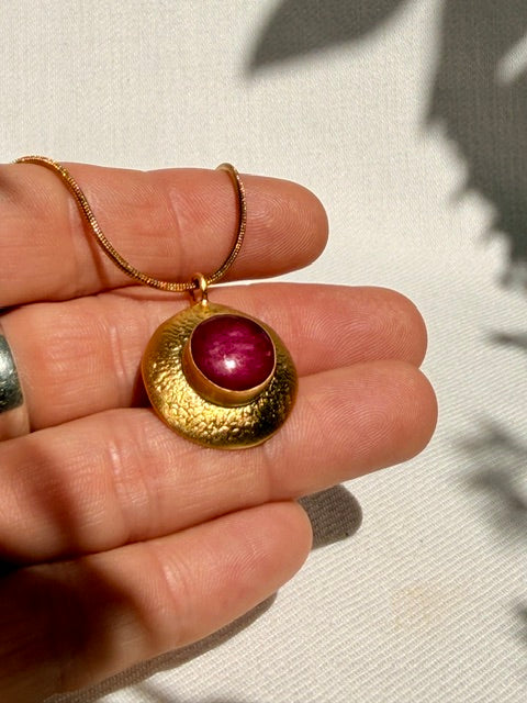 Handgemaakte 22k vergulde ronde hanger met echt rozenblad aan vergulde snake ketting
