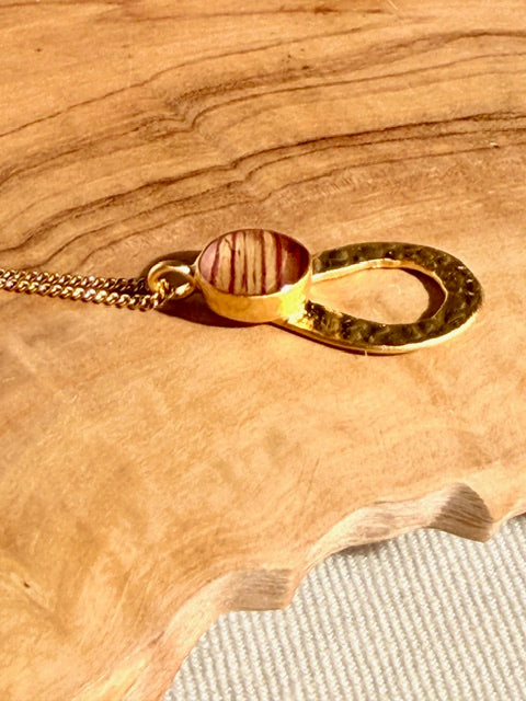 Botanische hanger van gehamerd goud met trompetbloem detail in resin van BeLeaf Art