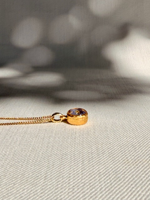 Fijne gouden ketting met kleine hanger en blauw bloemdetail BeLeaf Art