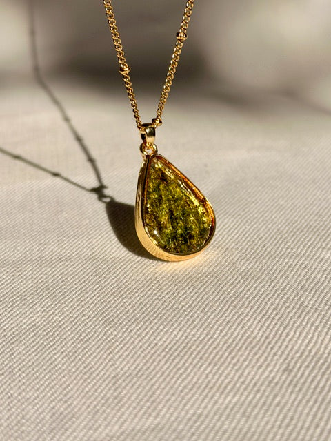 Handgemaakte hanger met drie soorten mos in hars en diepte-effect