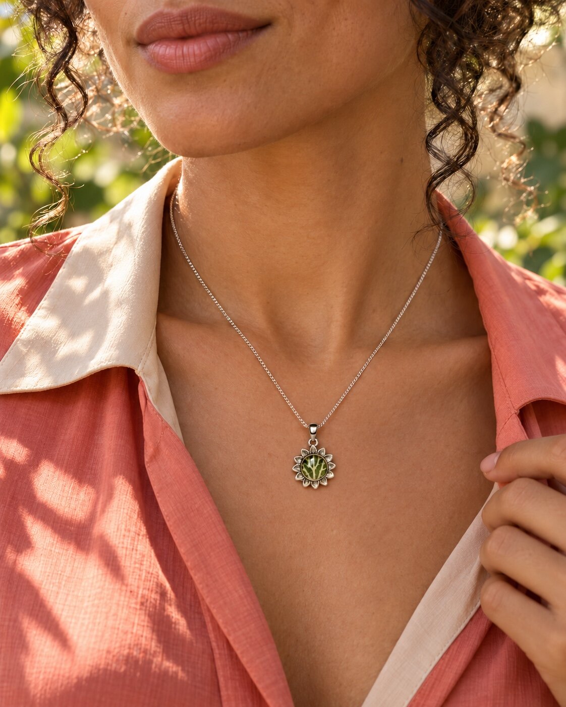 Zilverkleurige bloemhanger met mozaïekplant gedragen aan een 925 zilveren ketting