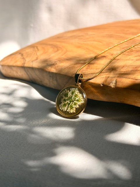 Botanical jewelry van BeLeaf Art met witte schermbloem handgemaakt in Amsterdam