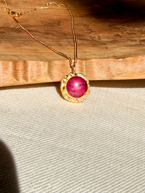 ronde hanger goud met echt rozenblad in laagjes resin BeLeaf Art