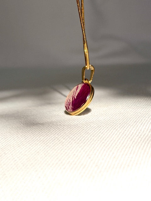 Botanische gold plated hanger met echt rozenblad in donker en licht roze van BeLeaf Art