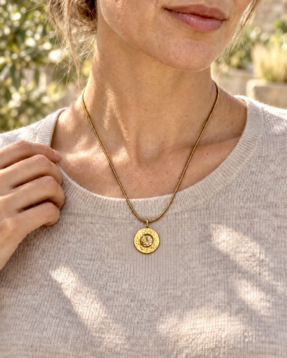 Vergulde schermbloemketting van BeLeaf Art gedragen op een lichte trui