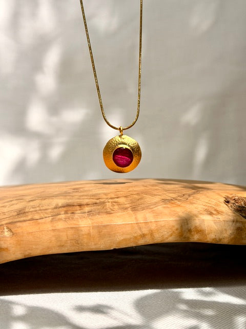 22k Vergulde hanger met echt dieproze rozenblad in resin op natuurlijke houten ondergrond