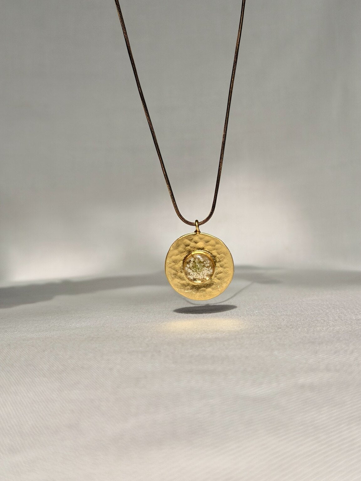 22k vergulde hanger met echte witte schermbloemen aan snake ketting