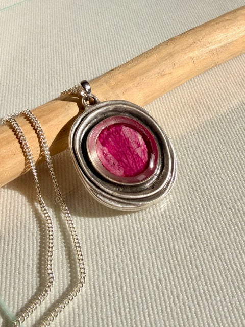 botanische hanger rozenblad roze detail nerven van BeLeaf Art