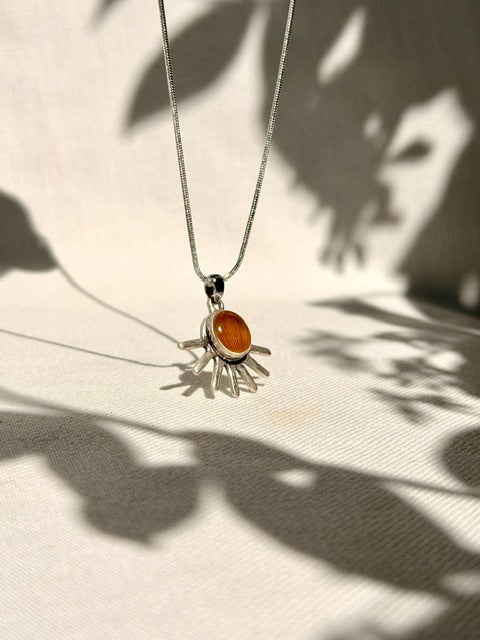 Verzilverde zonnebloem hanger met echt zonnebloemblaadje aan 925 zilveren snake ketting