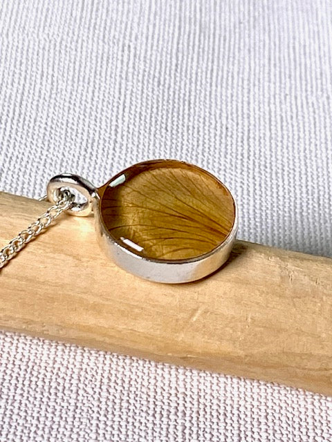 Zilveren botanische hanger met rozenblad in bruin beige tinten in resin van BeLeaf Art

