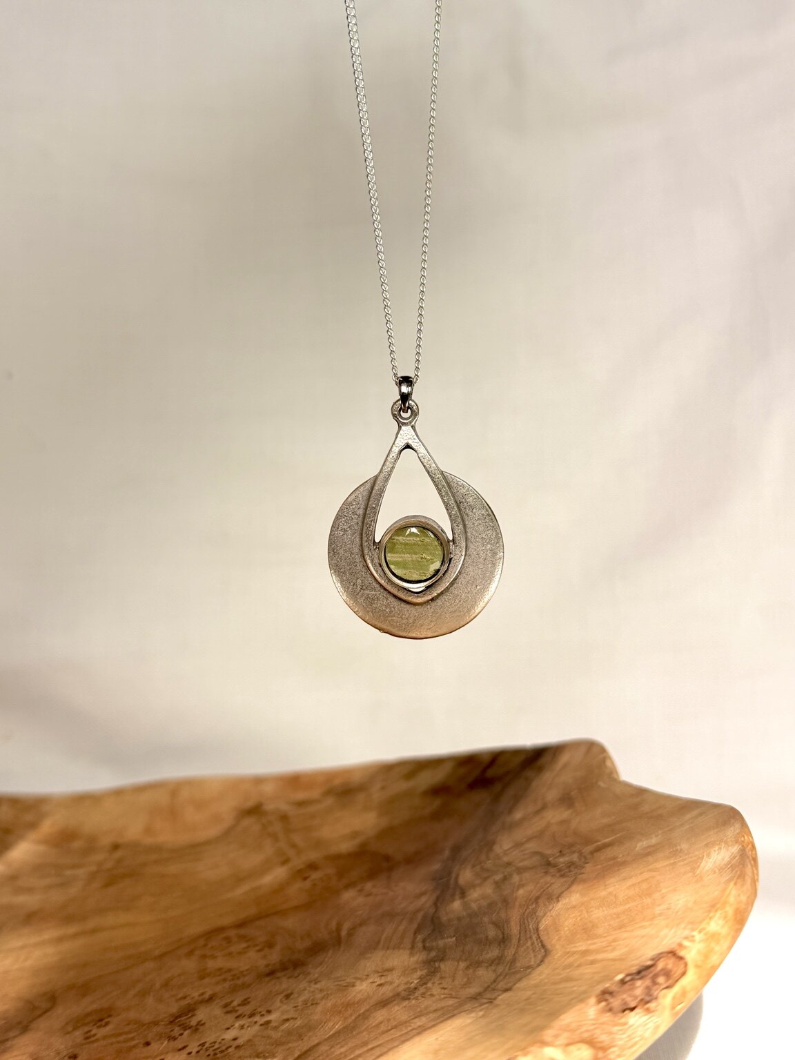 Grote verzilverde varenhanger met sporen - 45 × 33 mm
