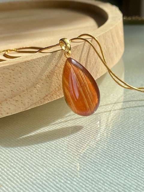 Amberkleurige berkenbast in gouden druppelhanger |  prachtige symboliek