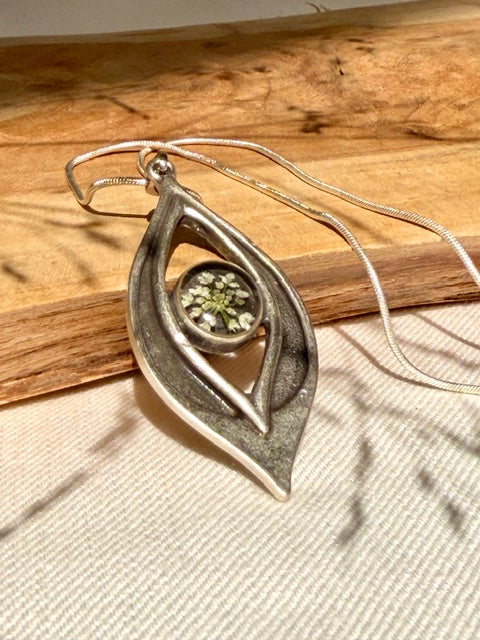 grote bohemian hanger met witte schermbloem in kunsthars in verzilverde organische setting van BeLeaf Art