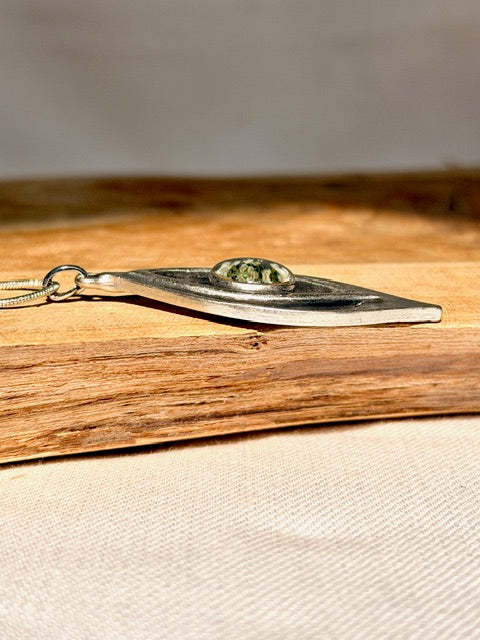 Bohemian hanger met witte schermbloem in verzilverde organische setting van BeLeaf Art