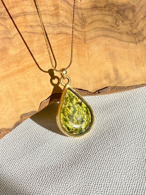 Vergulde (24k) druppelhanger met mos.