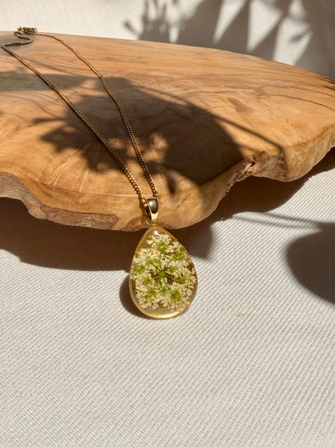 Goudkleurige druppelhanger met schermbloem | 18k gold plated