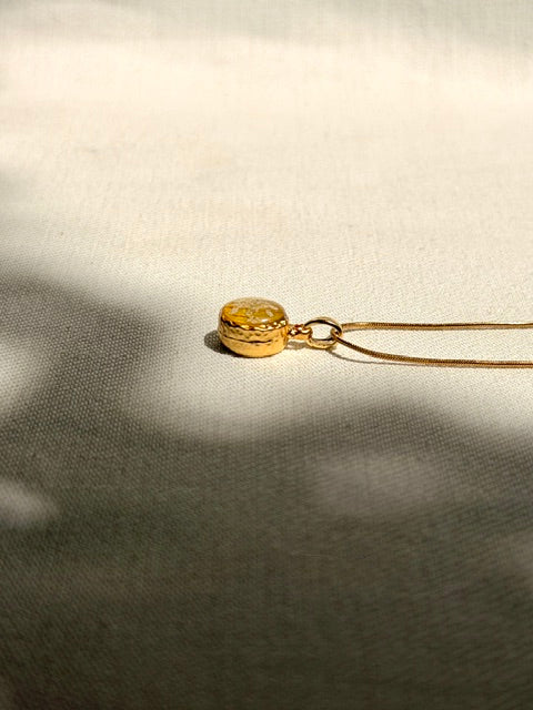 Mini hanger met echt geel zonnebloembloemblad van BeLeaf Art