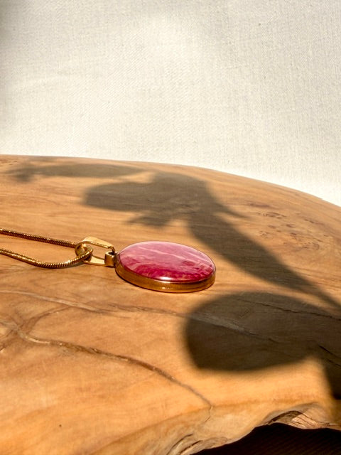 Unieke gouden hanger met tweekleurig rozenblad, handgemaakt in Amsterdam