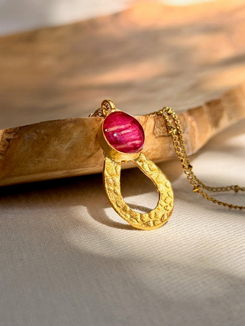 botanisch sieraad met roze rozenblad en gouden ketting van BeLeaf Art