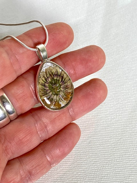 Zilverkleurige druppelhanger met echte witte klaverbloem
