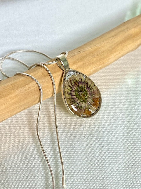 Zilverkleurige druppelhanger met echte witte klaverbloem