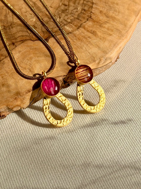 twee BeLeaf Art natuur hangers met echte  trompetbloem en rozenblad in laagjes resin gegoten, statement 
sieraden