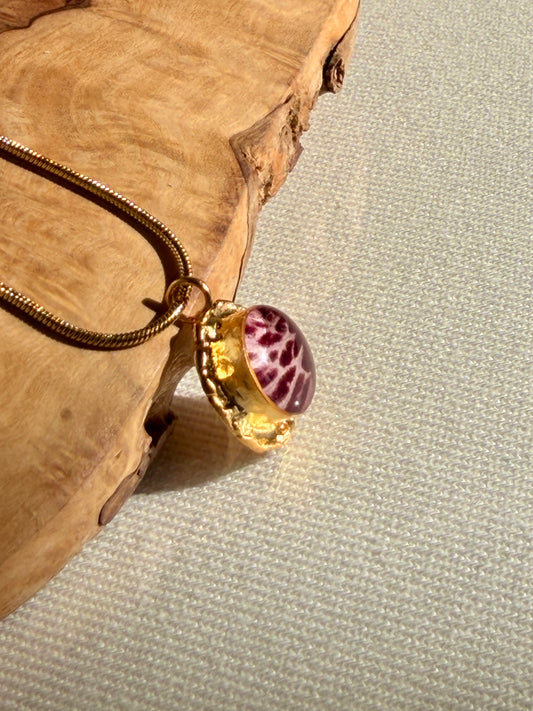 botanische hanger met azalea bloemdetail in resin 22k verguld