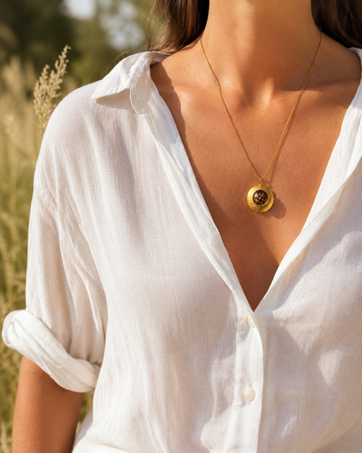 Handgemaakte vergulde hanger met kievitsbloem patroon op model