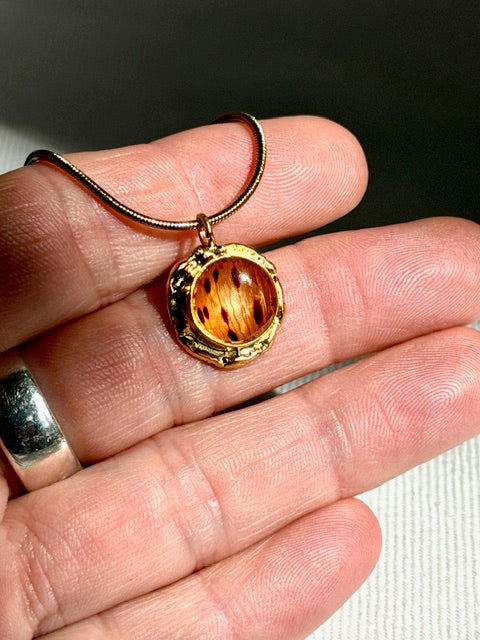 Tijgerlelie detail in organische gouden hanger - 22k verguld