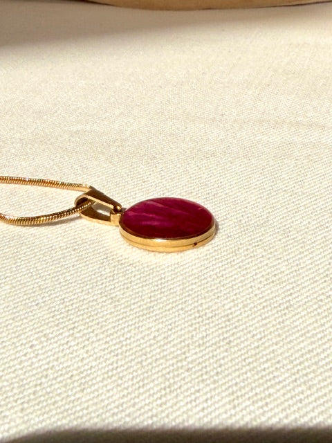 gold plated botanische ronde hanger met roze rozenblad hanger in kunsthars van BeLeaf Art