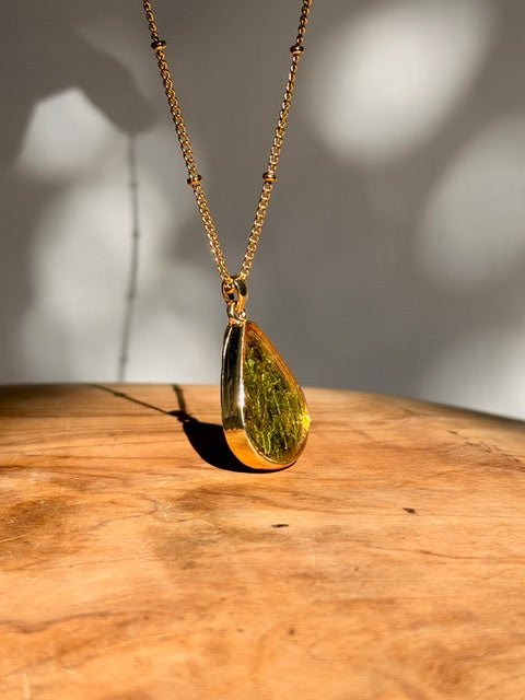 22k Vergulde ketting met groene mos hanger van BeLeaf Art