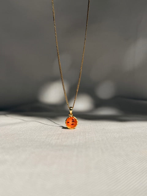 fijne gouden botanische ketting met mini hanger oranje tijgerlelie van BeLeaf Art