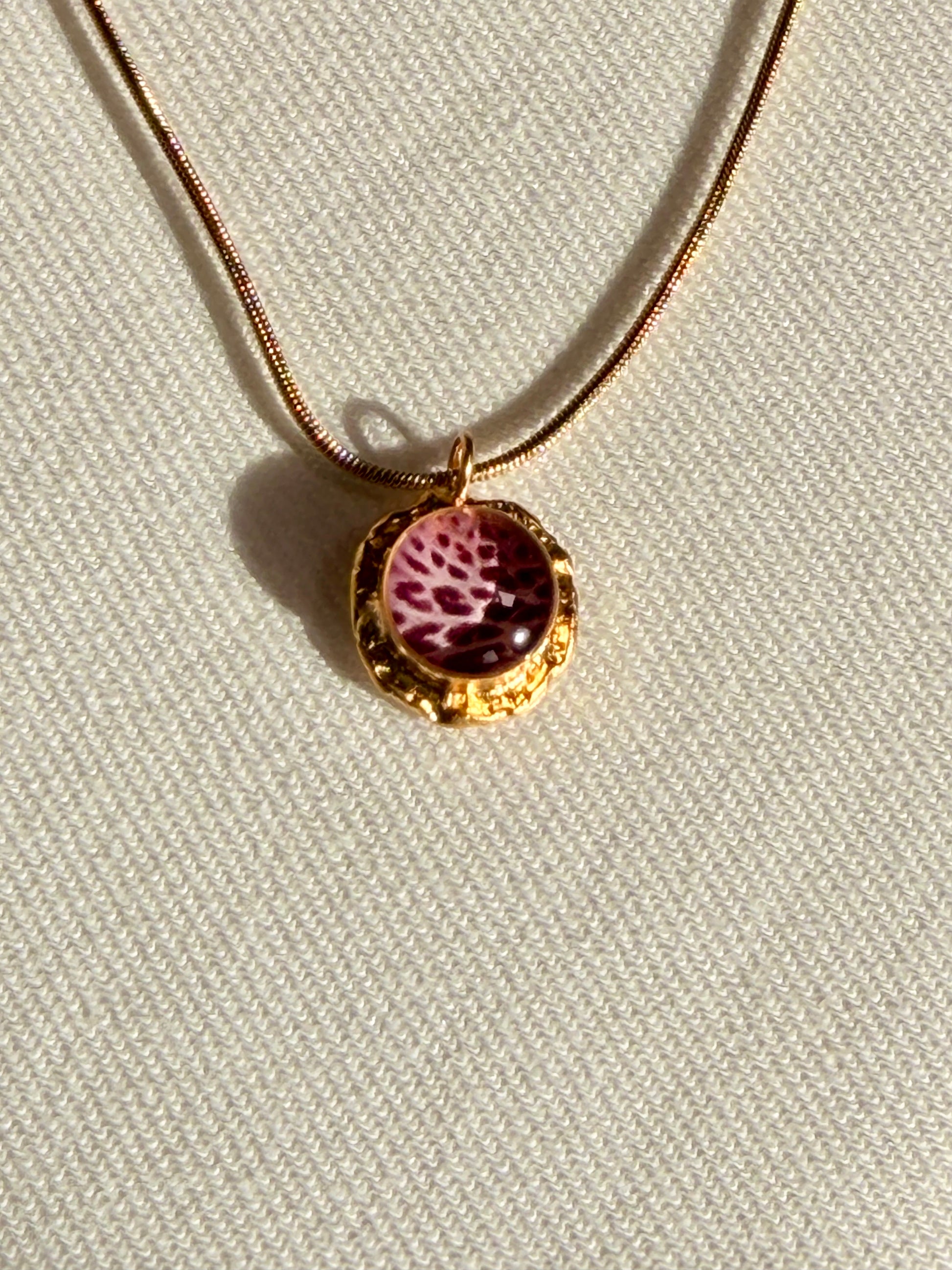 botanisch sieraad met echte azalea bloem in goud vergulde hanger