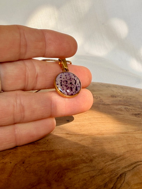 Minimalistische gouden botanische ketting met botanisch orchidee detail