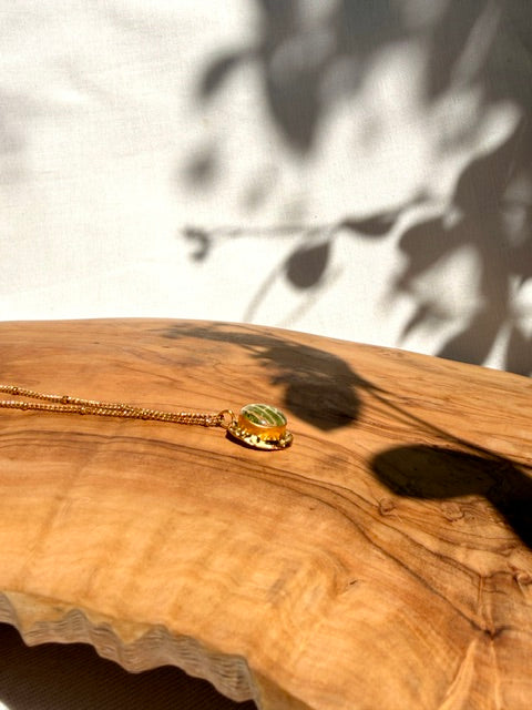 Botanische ketting met groen Fittonia blad en gehamerde rand
